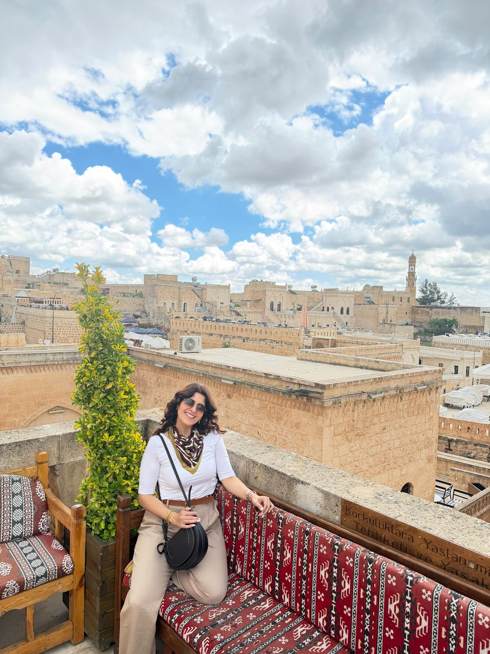 Viajera en una terraza de Mardin, Turquía