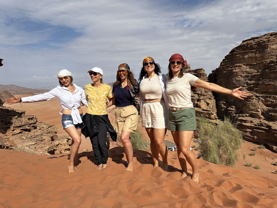 Viajeras con los brazos abiertos en el desierto