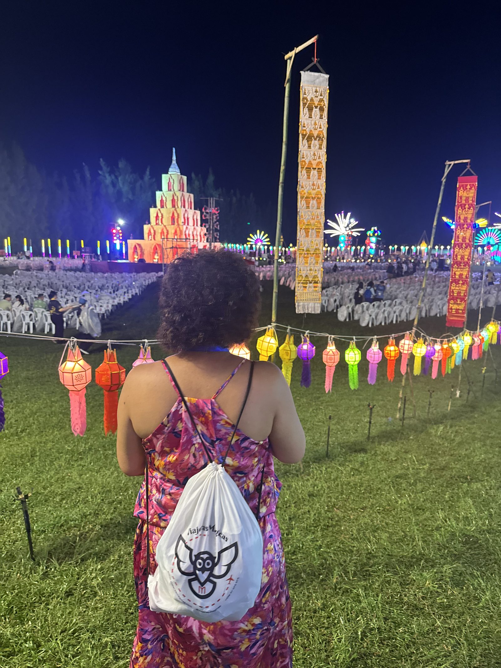 Una mujer contempla, de espaldas, el festival de las linternas en Tailandia