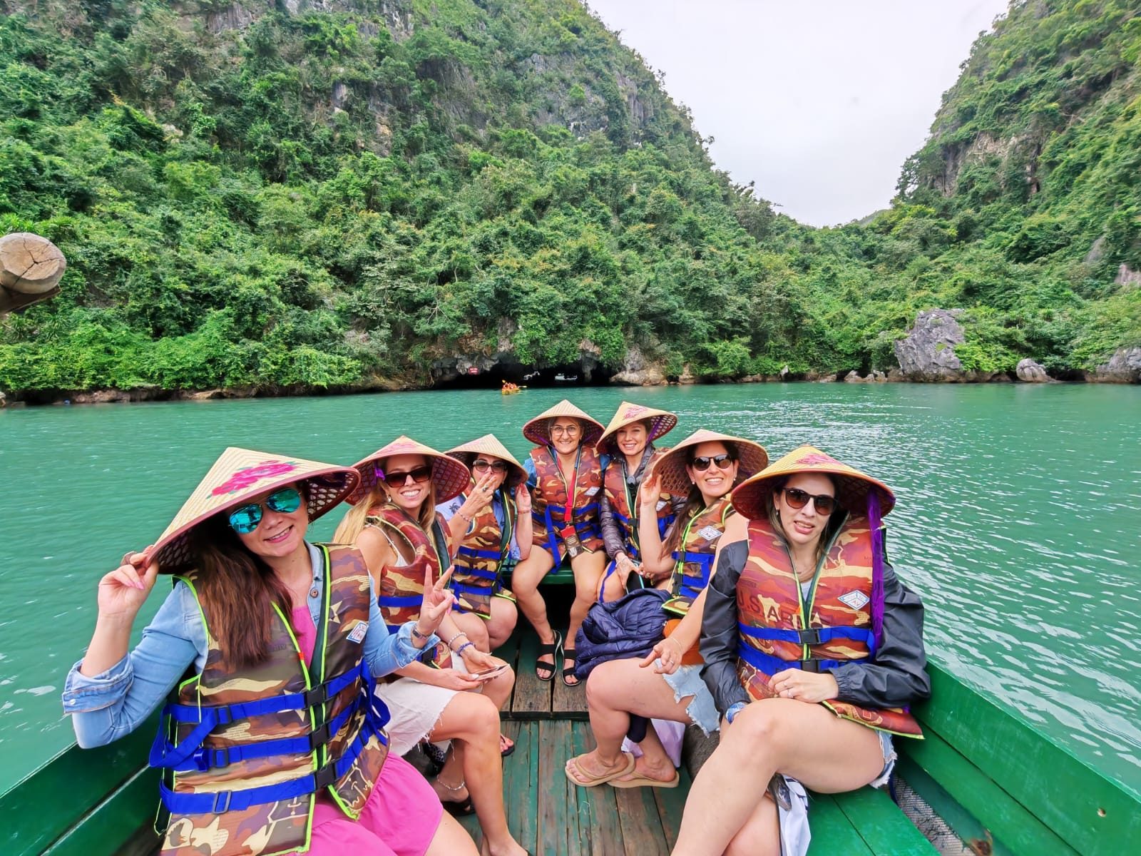 Un grupo de mujeres navega entre los karsts de la bahía de Ha Long, en Vietnam