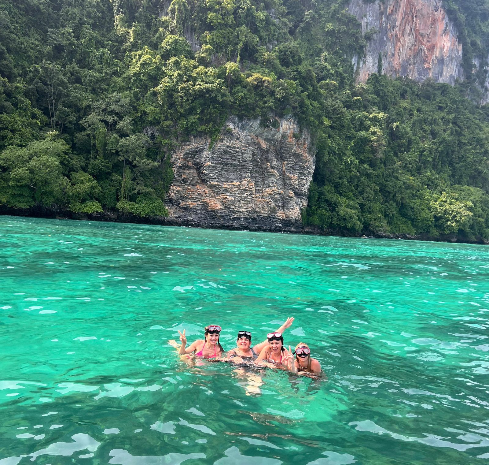 Viajeras nadando en aguas turquesa entre las islas de Tailandia