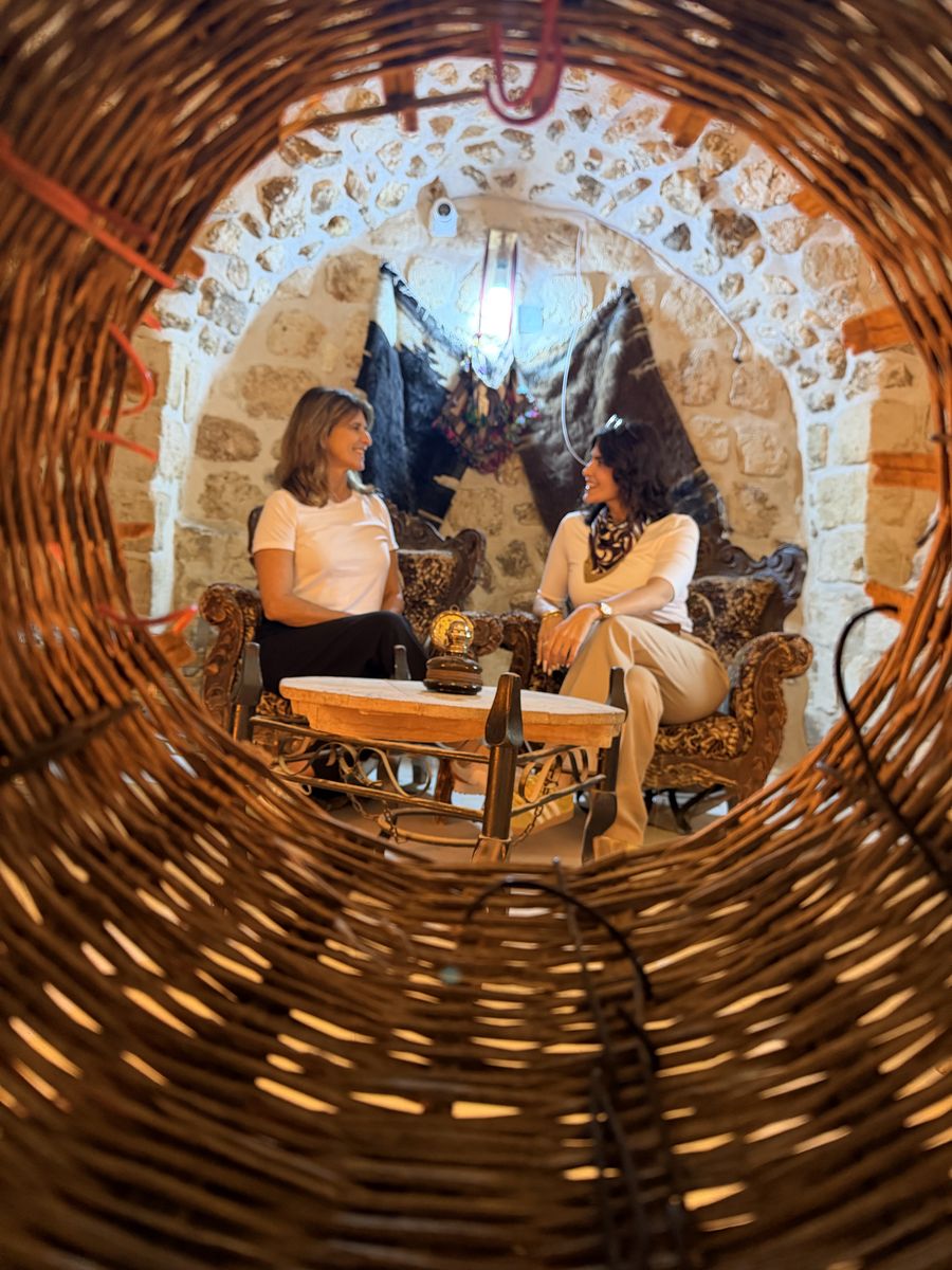 Magda y Jimena conversando durante un viaje