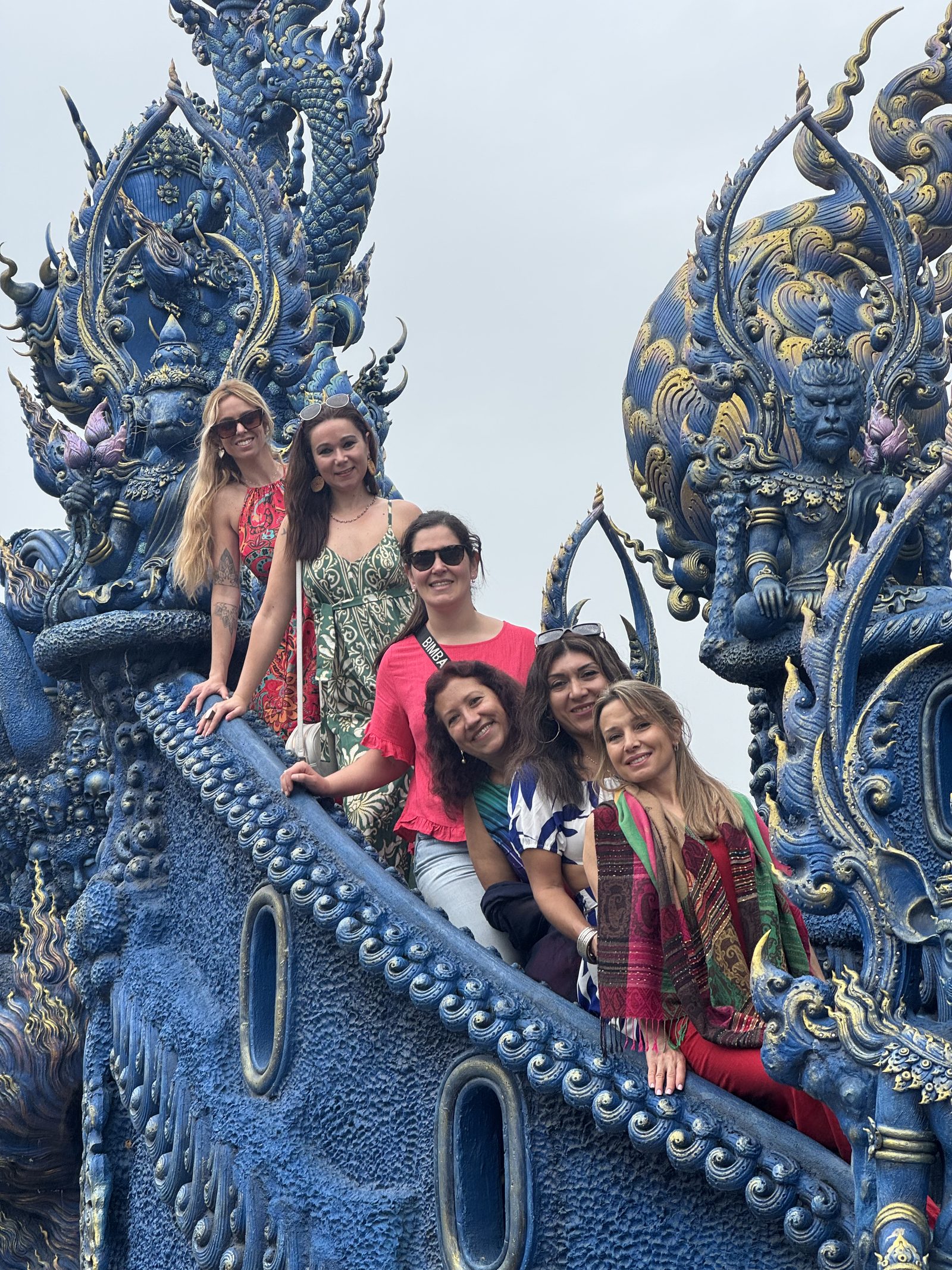Un grupo de mujeres en el Templo Azul de Tailandia