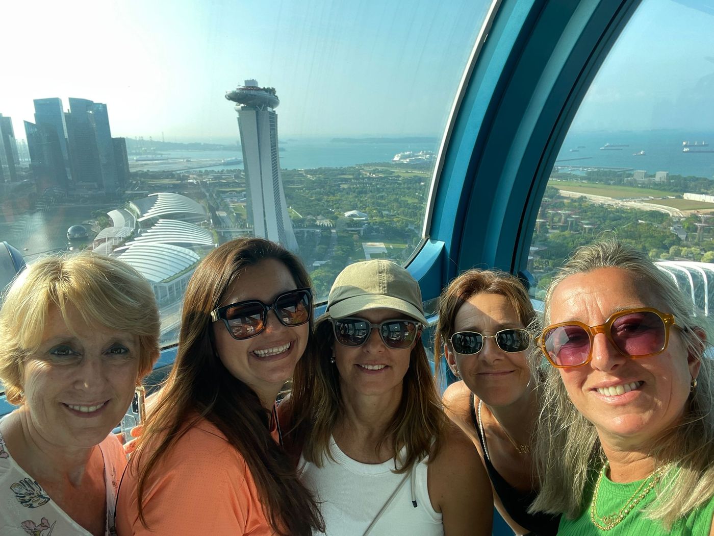 Viajeras en el Singapore Flyer con el skyline de la ciudad detrás