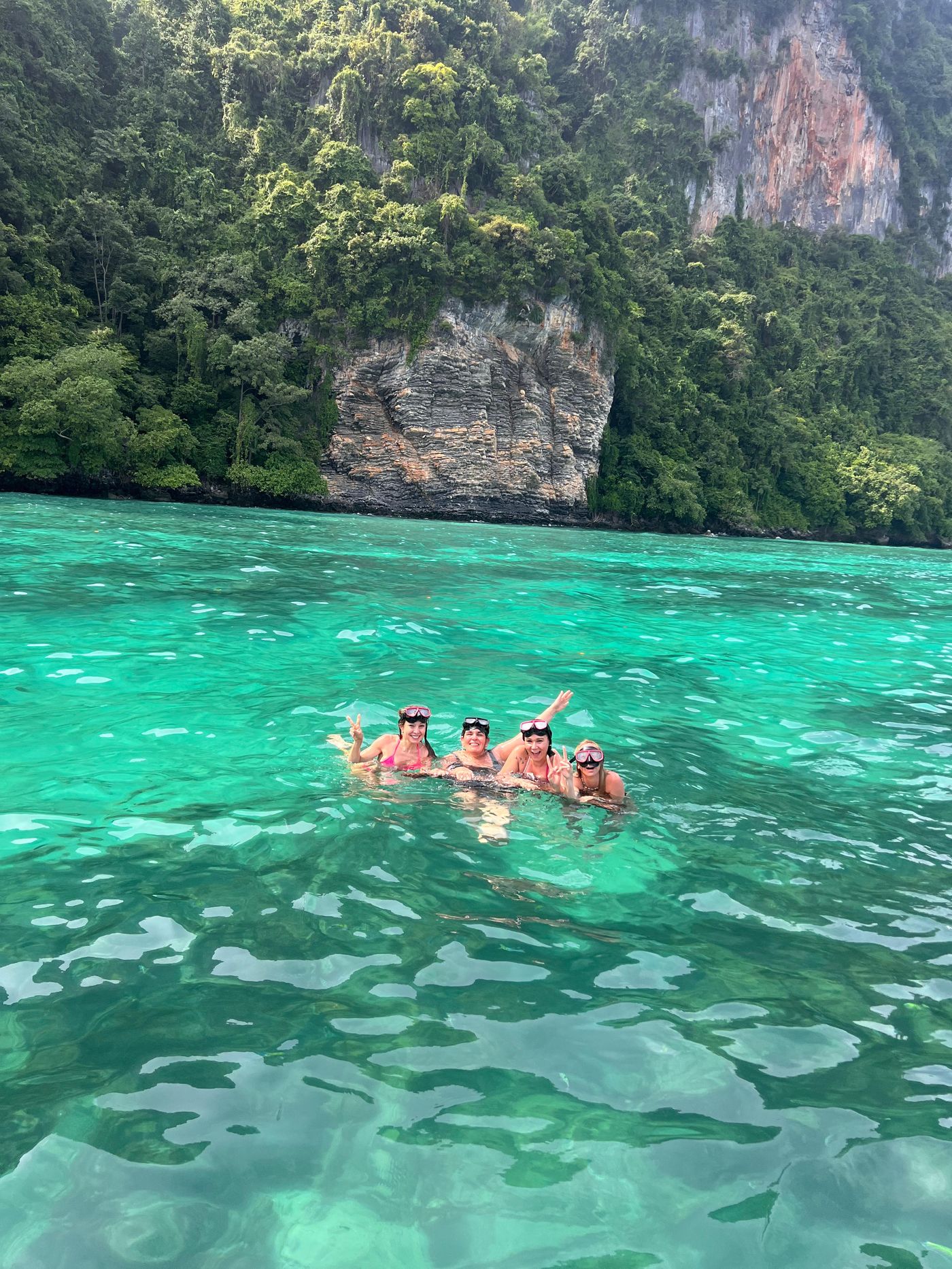 Viajeras nadando en las aguas turquesa de las islas de Tailandia