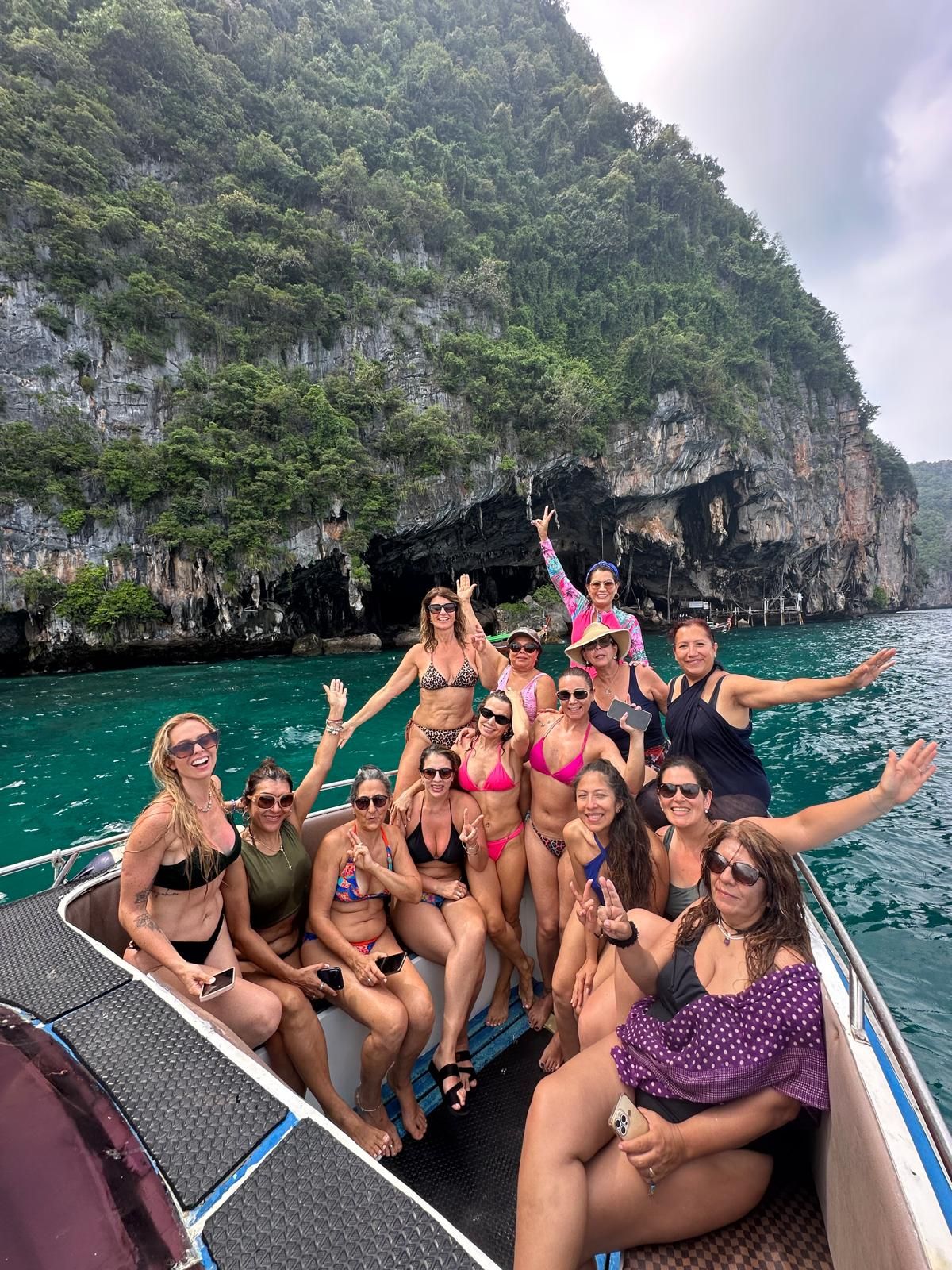 El grupo de viajeras en las aguas turquesa de las islas de Tailandia