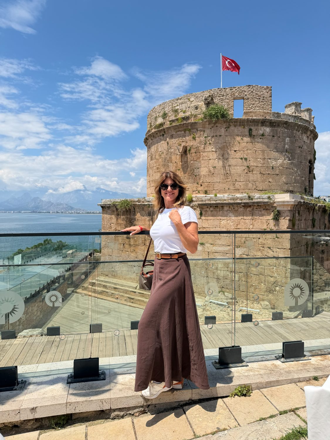Viajera en la torre Hıdırlık de Antalya, frente al mar