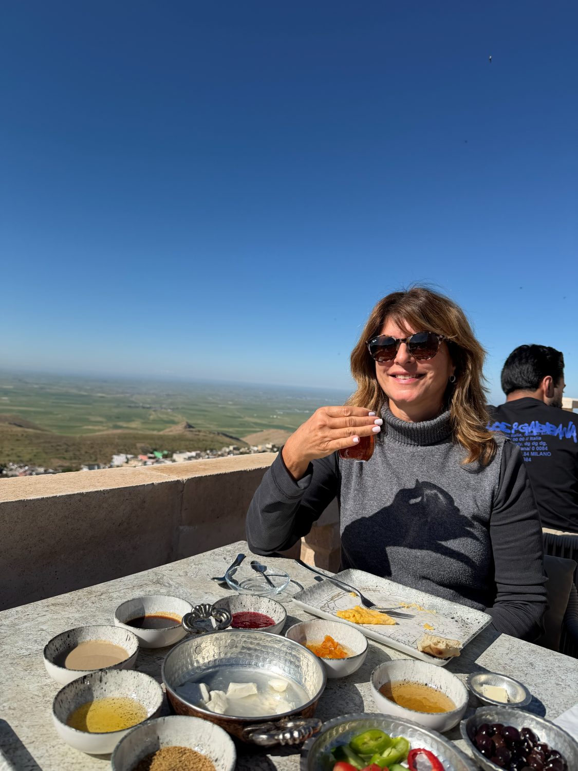 Una viajera disfruta un desayuno turco con vistas al valle