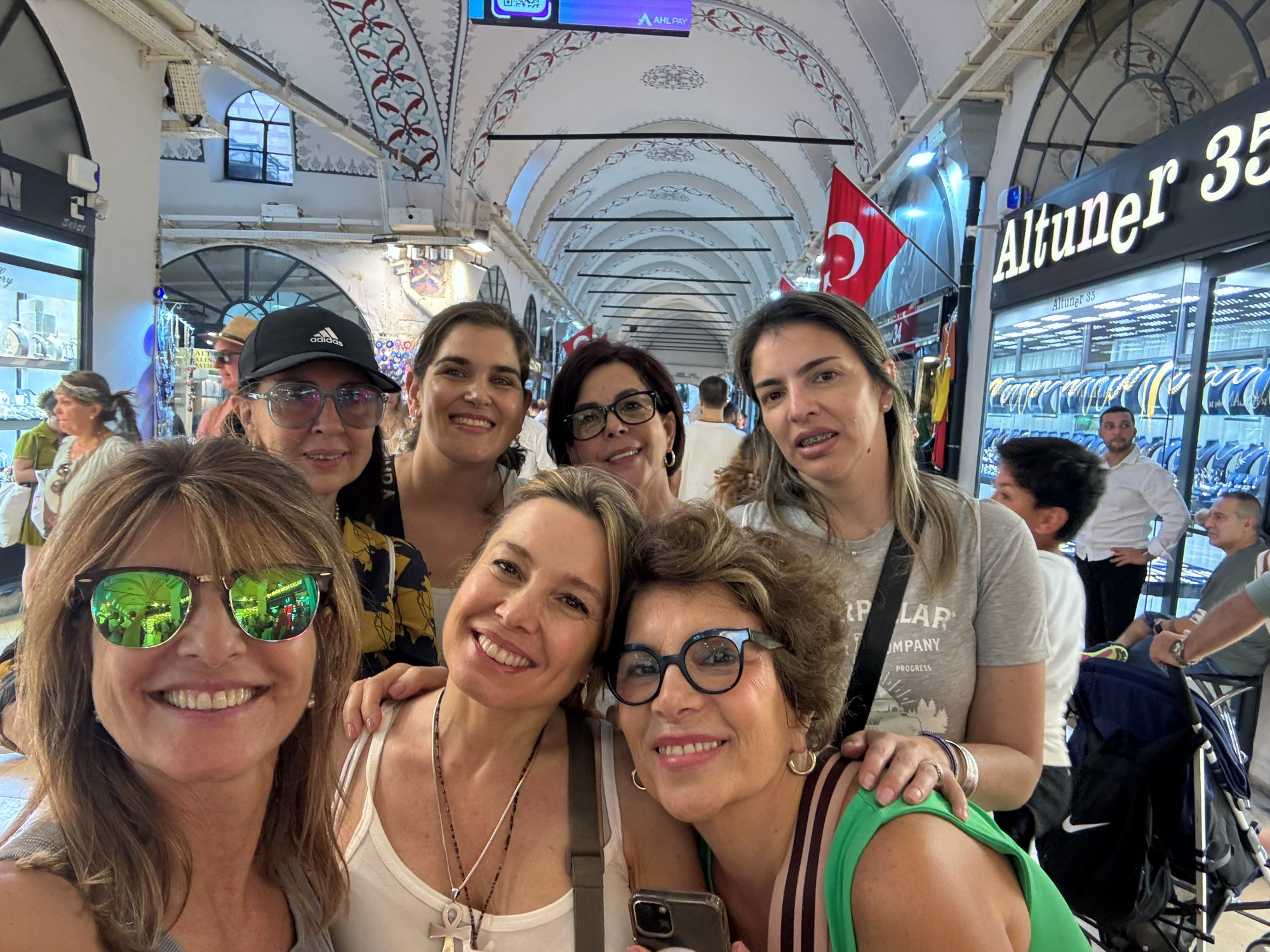 Viajeras en el Gran Bazar de Estambul, Turquía