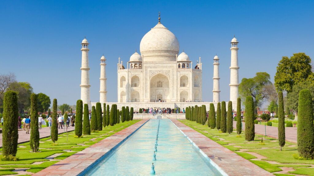El Taj Mahal y sus jardines, en Agra