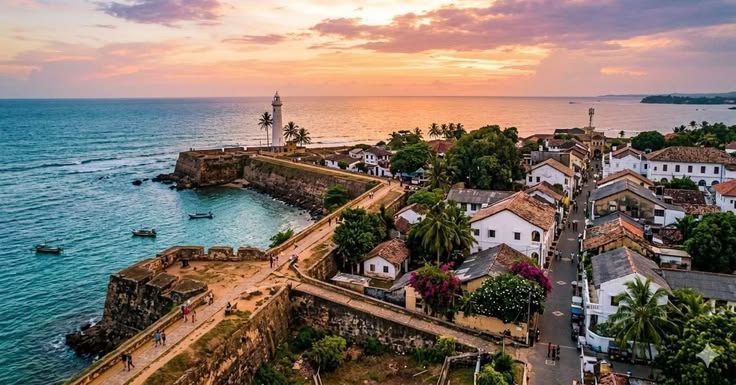 El faro y la ciudad amurallada de Galle al atardecer