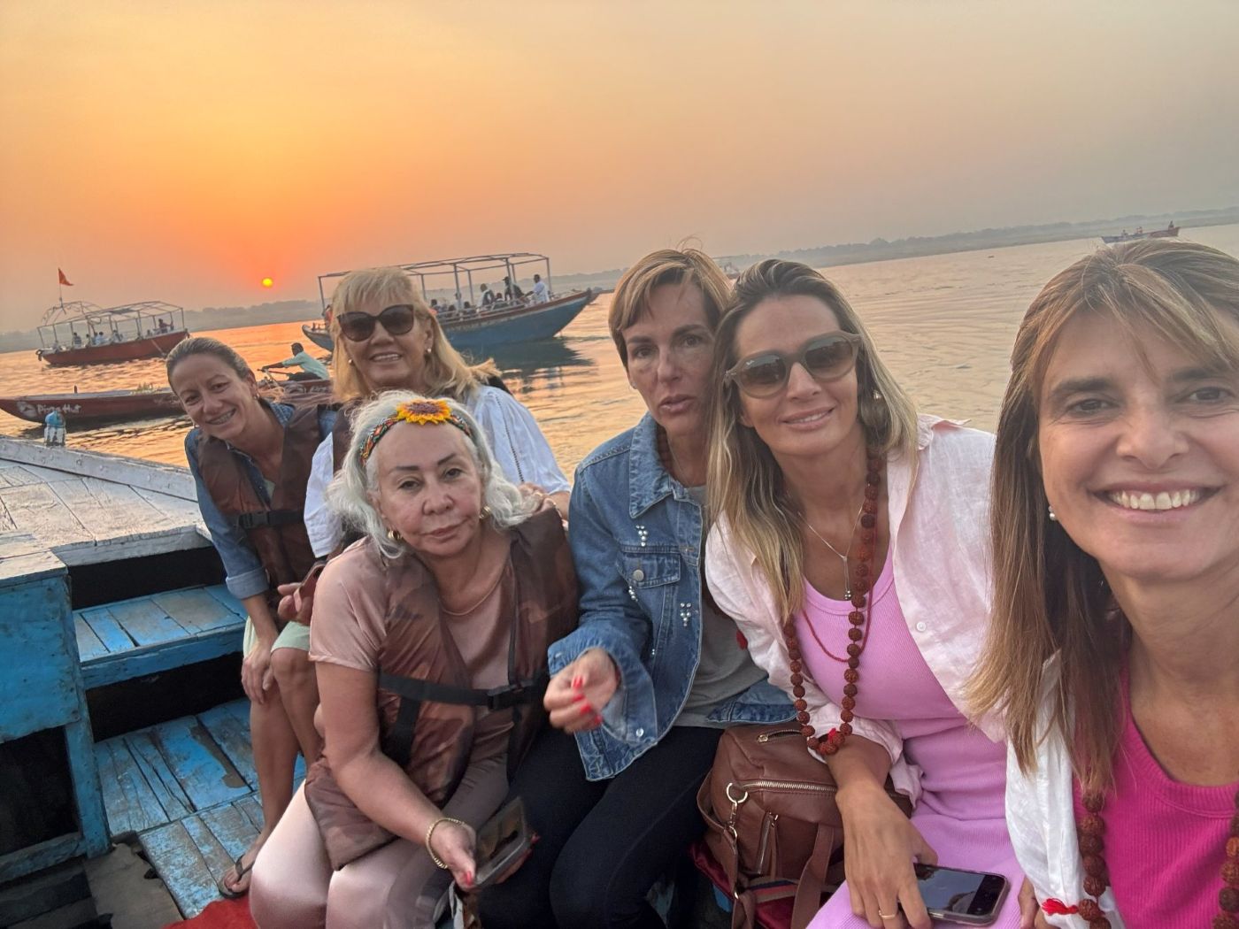 Viajeras en una barca sobre el Ganges al amanecer