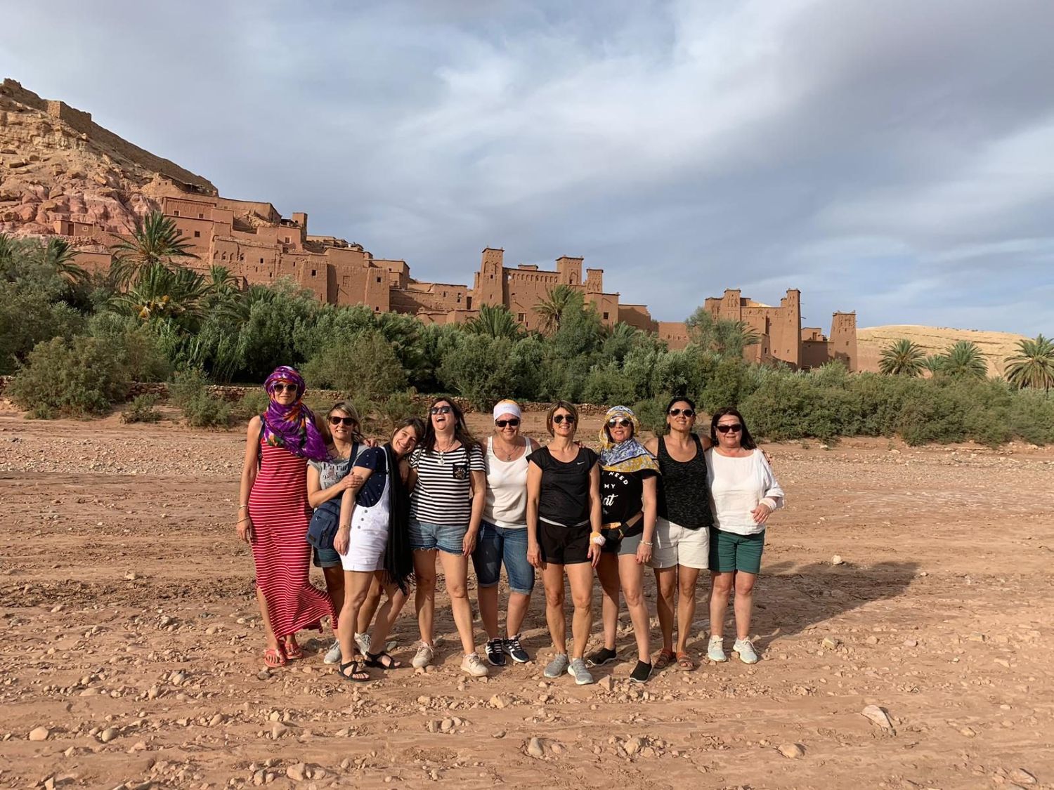El grupo frente a una kasbah del sur de Marruecos