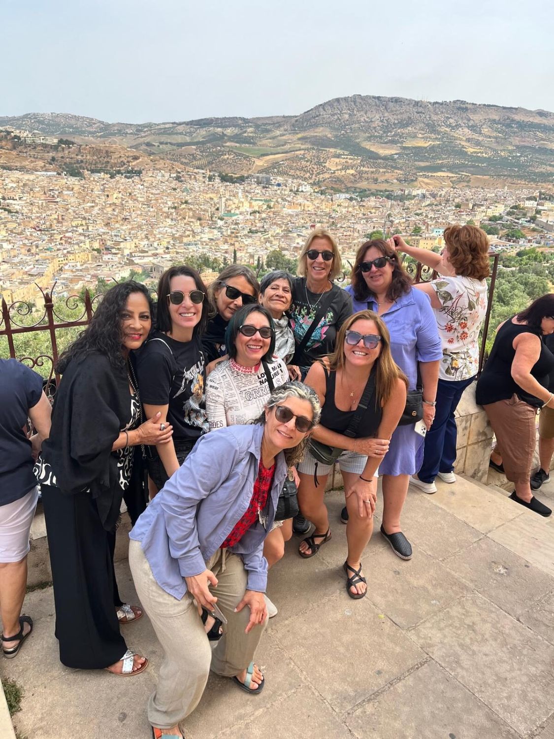 El grupo en un mirador con la medina de Fez de fondo