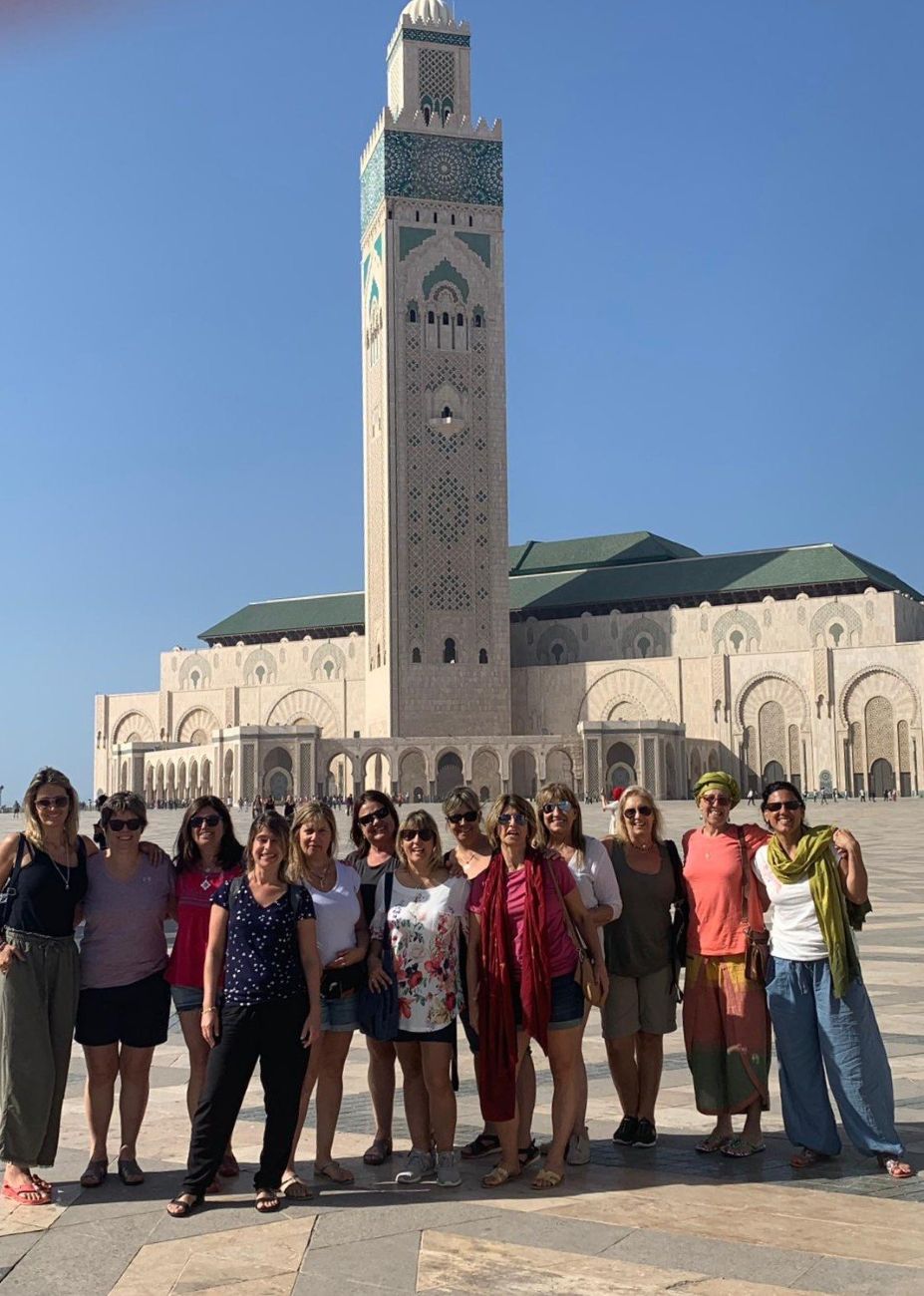 El grupo de viajeras frente a la Mezquita Hassan II